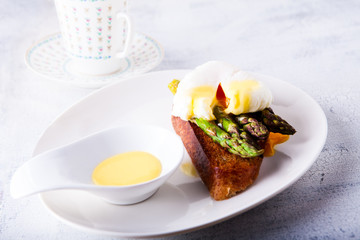 Poached egg and asparagus