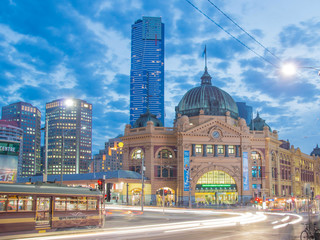 Fototapeta premium Stacja Flinders Street w Melbourne w nocy