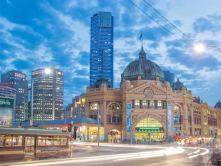 Fotobehang Flinders Street Station in Melbourne & 39 s nachts © scotttnz