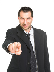 Giovane uomo che punta il dito