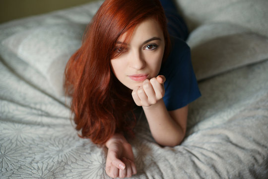 Девушка лежит дома на кровати