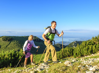 gemeinsam wandern mit Chiemsee-Ausblick 
