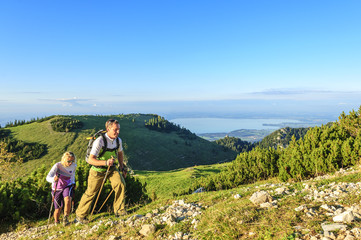 Zwei Wanderer im Gebirge