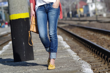 Woman legs walking in trainstation - obrazy, fototapety, plakaty