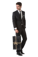 Uomo elegante con borsa shopping