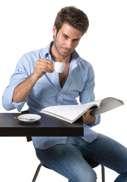 Uomo casual al bar beve caffè e legge rivista