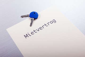 Schlüssel mit Mietvertrag
