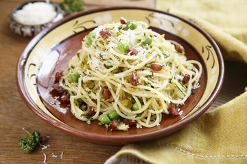 Pasta with peas, sausage and breadcrumbs