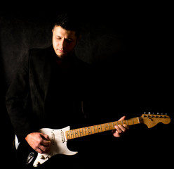 Obraz premium A man playing the guitar