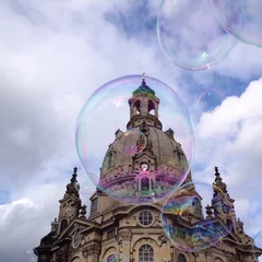 Zelfklevend Fotobehang Seifenblasen vor der Dresdner Frauenkirche © cyberkort