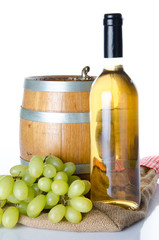 Obraz premium Bottle of wine with white grapes and a cask on a burlap bag