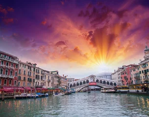 Papier Peint photo Pont du Rialto Superbe vue sur le pont du Rialto depuis le Grand Canal à Venise