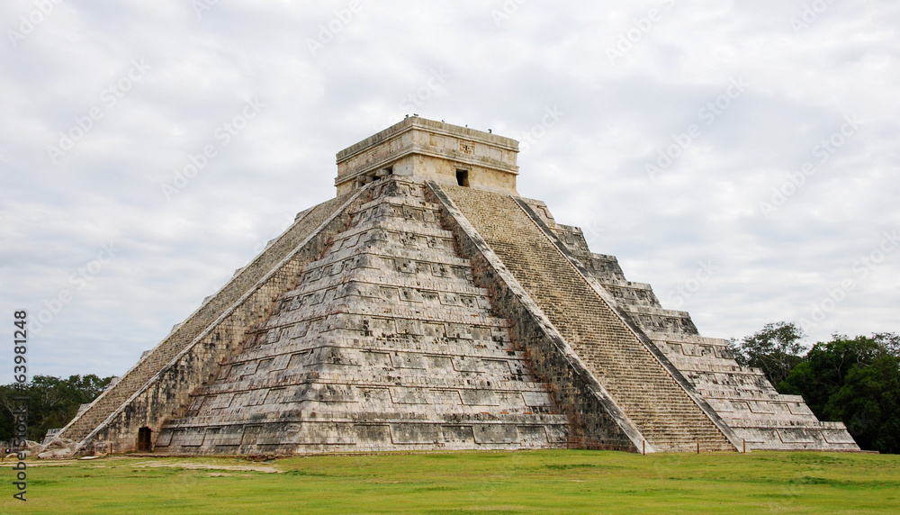 Wall mural el castillo in chichen itza