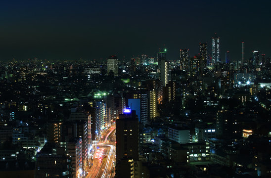 東京の夜景と幹線道路