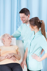 Obraz premium Elderly woman talking to doctors