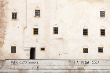 Fototapeta na wymiar Tradycyjne okna w Fes, Maroko