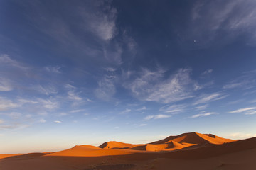 Naklejka na ściany i meble Marokańska pustynia krajobraz z nieba. Wydmy w tle.