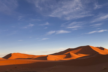 Fototapeta na wymiar Marokańska pustynia krajobraz z nieba. Wydmy w tle.