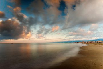 Fototapeta na wymiar Plaża w Viareggio, Włochy z chmury w ruchu