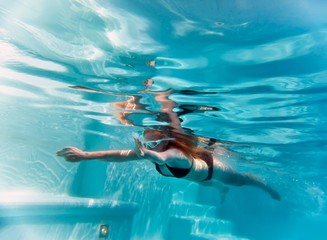 Fototapeta na wymiar young woman in pool