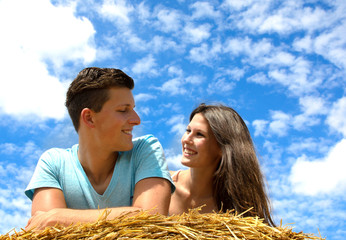 Sommer-Glück: Junges, verliebtes Paar auf Strohballen :)