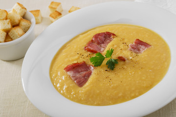 pea soup with bacon