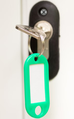 clé sur serrure de porte