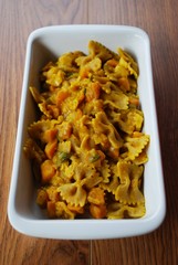 Whole wheat pasta with pumpkin, leeks, sage and turmeric