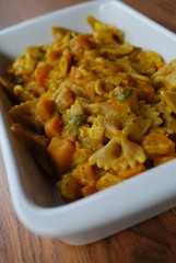 Whole wheat pasta with pumpkin, leeks, sage and turmeric