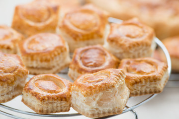 Vol-au-vent di pasta sfoglia sfornati sulla gratella