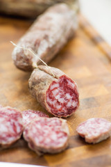 Salamini di suino su tagliere di legno