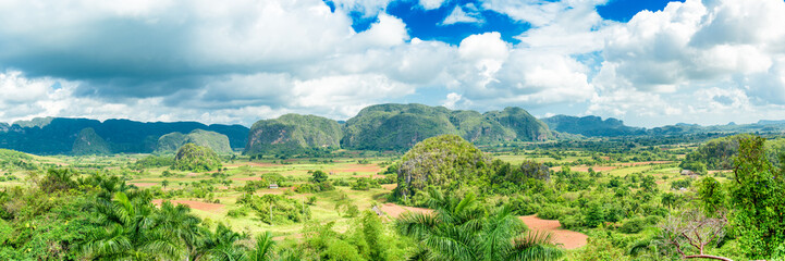 Fototapeta na wymiar Panoramic image of the Vinales Valley in Cuba