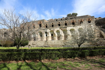Obraz premium The ancient Roman city Pompei near Naples, buried under a layer 