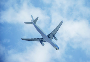 Fototapeta na wymiar Samolot wśród chmur
