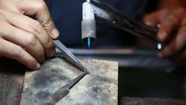 Ювелир за работой. Таиланд