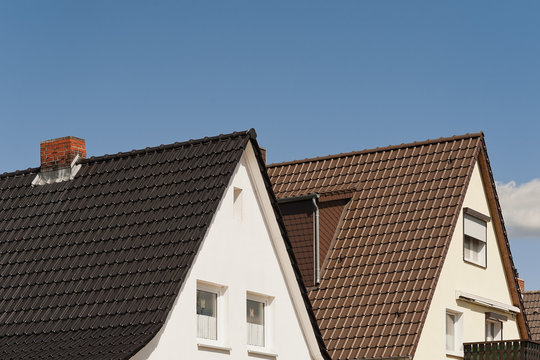 Altbausanierung - neue Dachziegel aus Ton