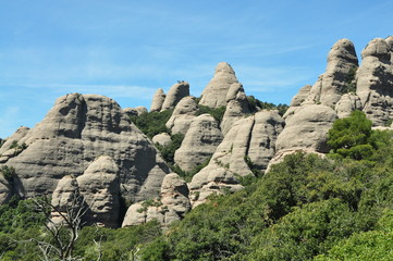 Fototapeta na wymiar Montaña atípica de Montserrat