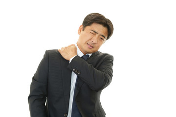 肩痛を訴えるビジネスマン