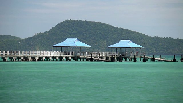 Пирс в море