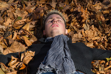 Hombre joven tumbado al sol