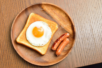 朝食のトーストと卵とウインナー