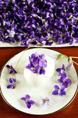 Obraz na płótnie Canvas Homemade ice cream with violets