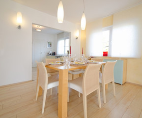 Wohnzimmer - Esstisch - gedeckt