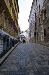 Einsame alte Frau in Gasse in Wien 1