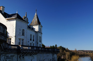 Fototapeta na wymiar Chateau à La Roche Posay avec vue sur la rivière