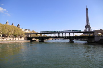 Fototapeta na wymiar Torre Eiffel e ponte Bir - Hakeim - Parigi