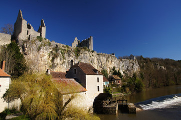 vue d'Angles sur l'Anglin avec son château et son moulin