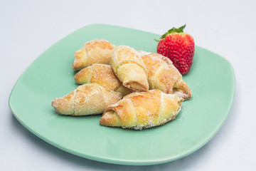 Rogaliki mit Erdbeere