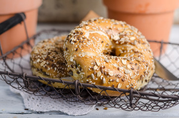 Vollkornbagel auf weißem Tisch