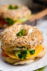 Vollkornbagel mit Käse, Ei und Gurke